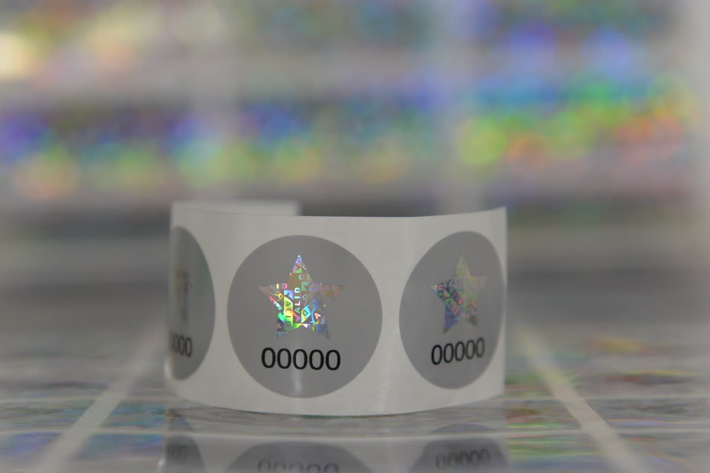 Holographic security label with an authentication pattern